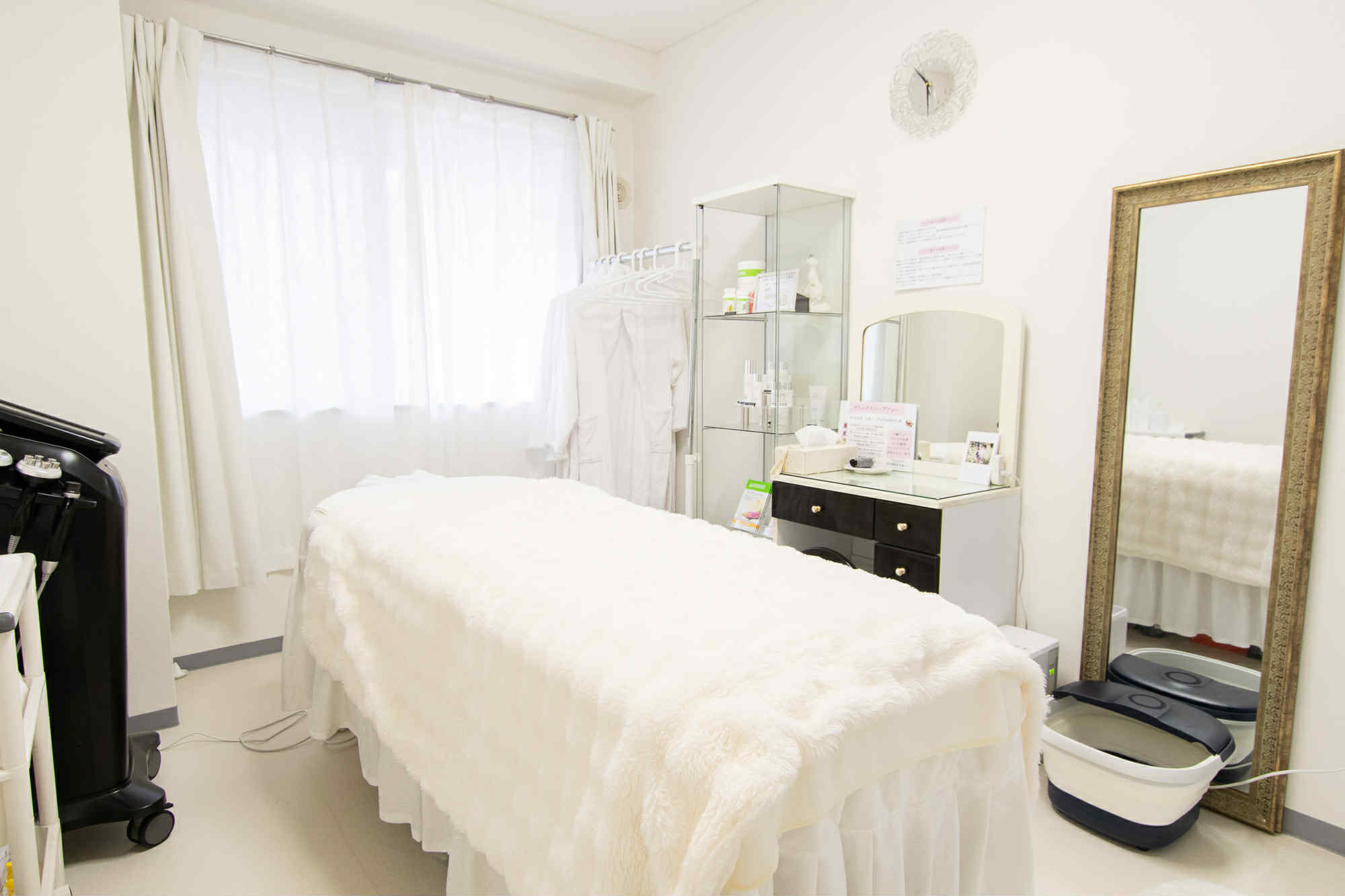 1日3組限定の清潔で落ち着いたサロン内装